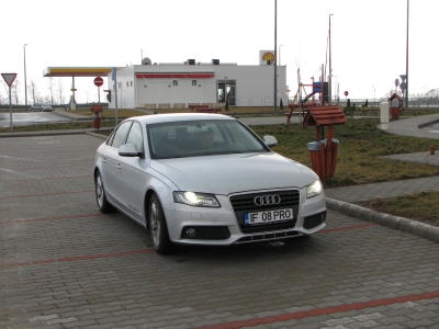Audi A4 cu luminile aprinse