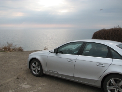 Audi A4 la Constanta, cu marea