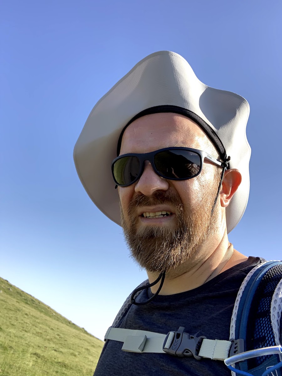 guy with Polaroid P7334 Rectangular Sunglasses and hat