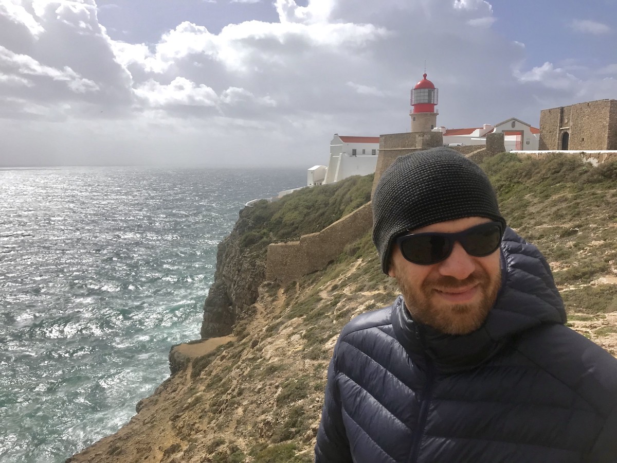 Guy wearing Polaroid P7334 sunglasses in Lagos, Portugal